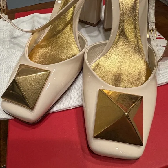 Valentino Garavani Beige and Gold Heels - Picture 10 of 10